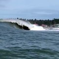Destruction d'un bateau vide par une vague en indonésie !
