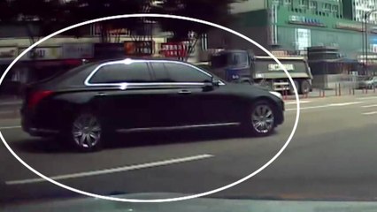 비탈길 굴러가는 차량 순찰차로 막은 경찰 / YTN