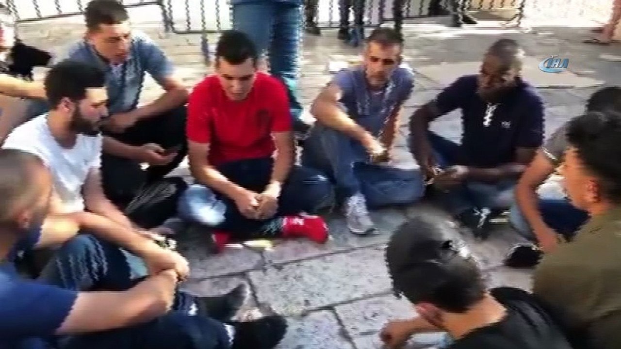 - Mescid-i Aksa'da oturma eylemi- Filistinli Müslümanlar, “Canımız kanımız sana feda olsun ey Mescid-i Aksa” sloganları attı