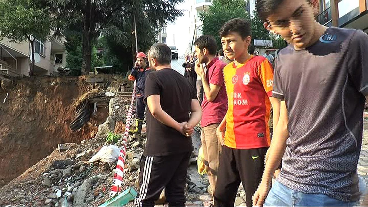 Sancaktepe'de toprak kayması: 2 katlı bir binada göçme tehlikesi yaşanıyor