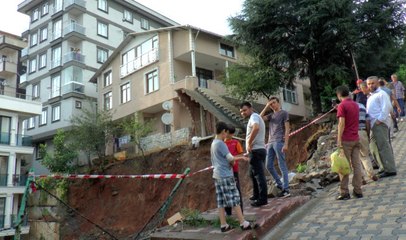 İstanbul'da Yağmurun Ardından 3 Katlı Binada Yanında Toprak Kayması Meydana Geldi