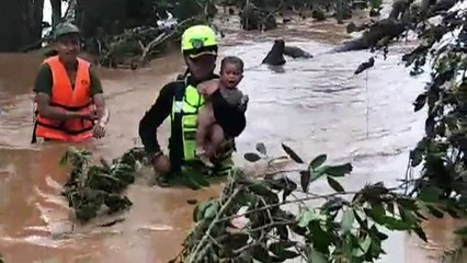 Bebé rescatado de aguas torrenciales de Laos