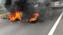 Los taxistas ponen barricadas en las calles de Barcelona