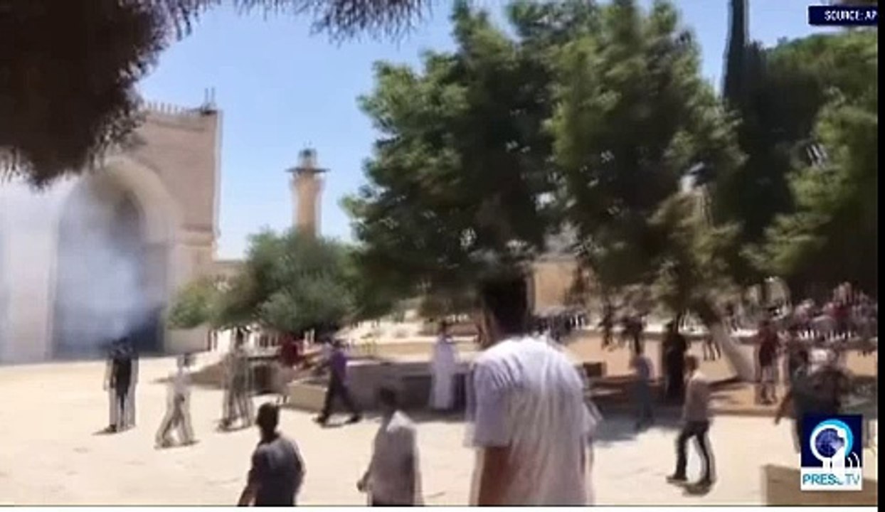 Israeli forces fire stun grenades at Palestinians in Jerusalem-al-Quds_2018-7-27 22.04.24