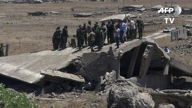 قوات النظام ترفع العلم السوري على معبر القنيطرة مع الجولان المحتل