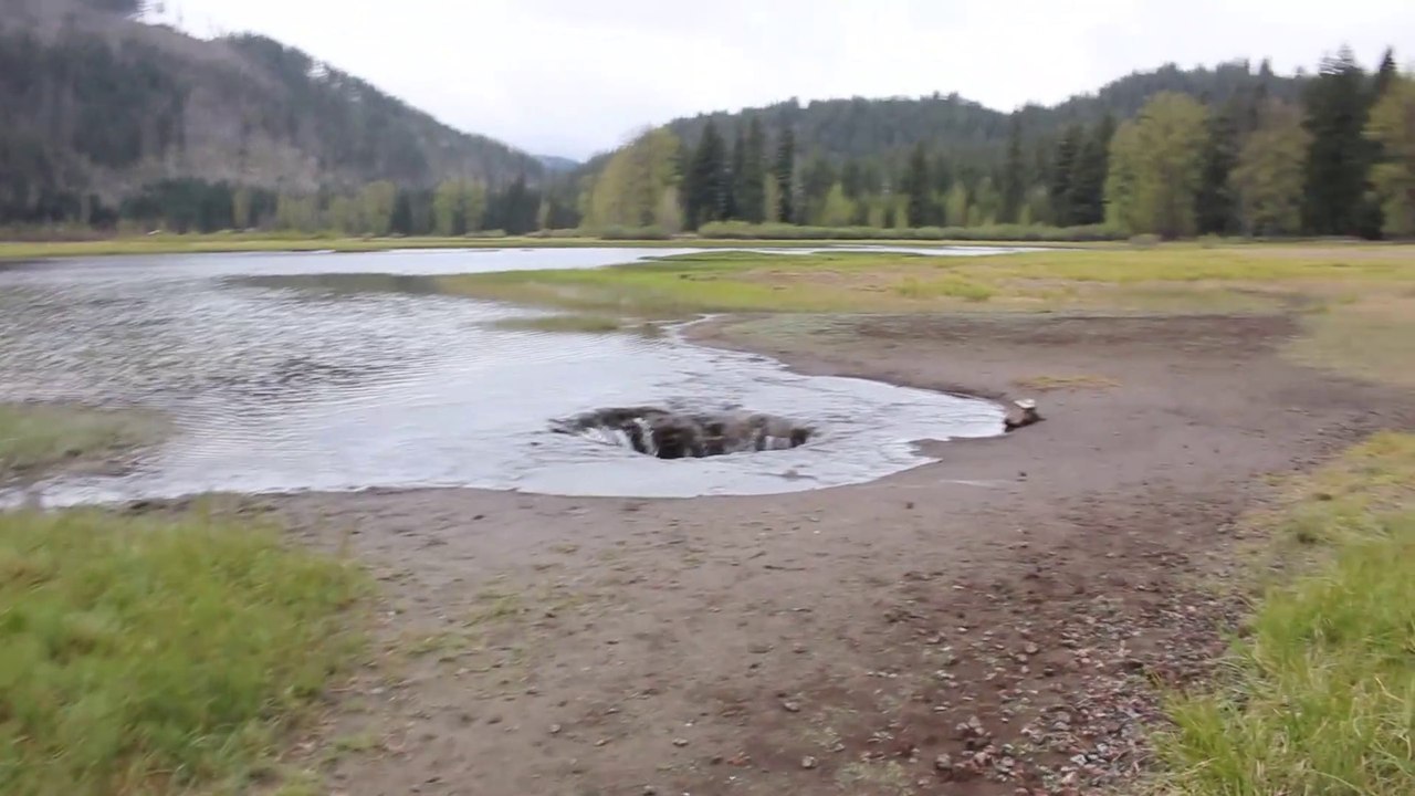 Au canada ce lac se vide par un trou géant...