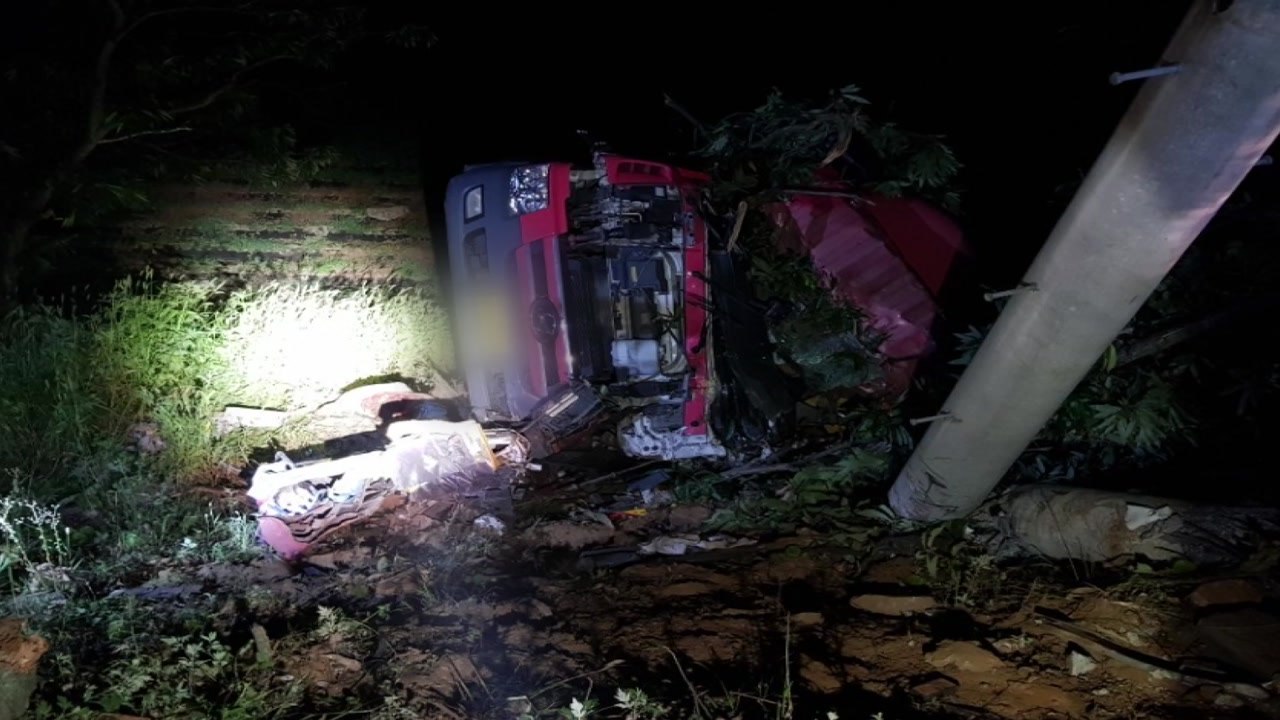 25톤 탱크로리 전봇대 충돌 뒤 추락...1명 숨져 / YTN