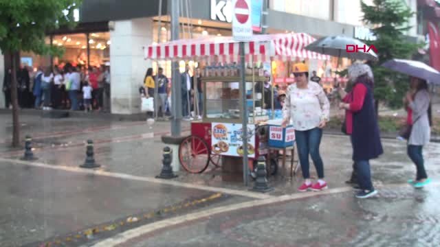 Yalova'da Sağanakta Cadde ve Sokaklar Suyla Kaplandı