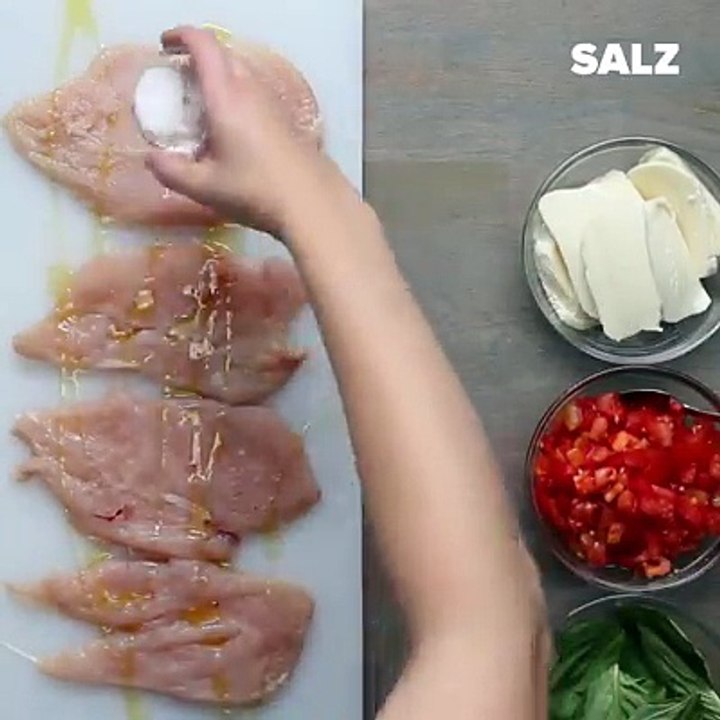Diese Hähnchenroulade mit Tomate, Mozzarella und Basilikum schmeckt noch besser, als sie aussehenHier findest du das ganze Rezept: