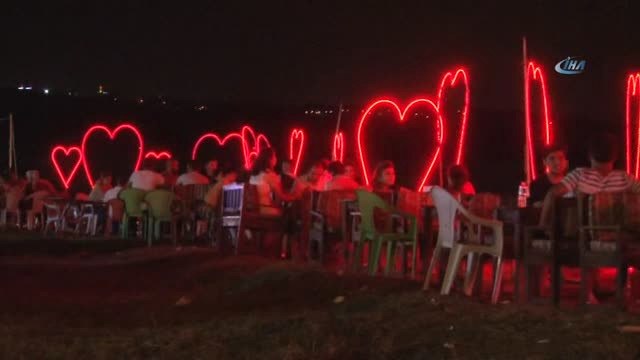 Kanlı Ay Tutulmasını Bici Bici Yiyerek İzlediler