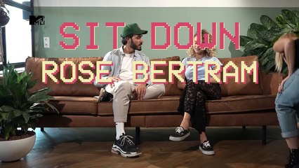 ROSE BERTRAM over kennis KHLOÉ KARDASHIAN: "Ze is superaardig" | MTV Sit Down