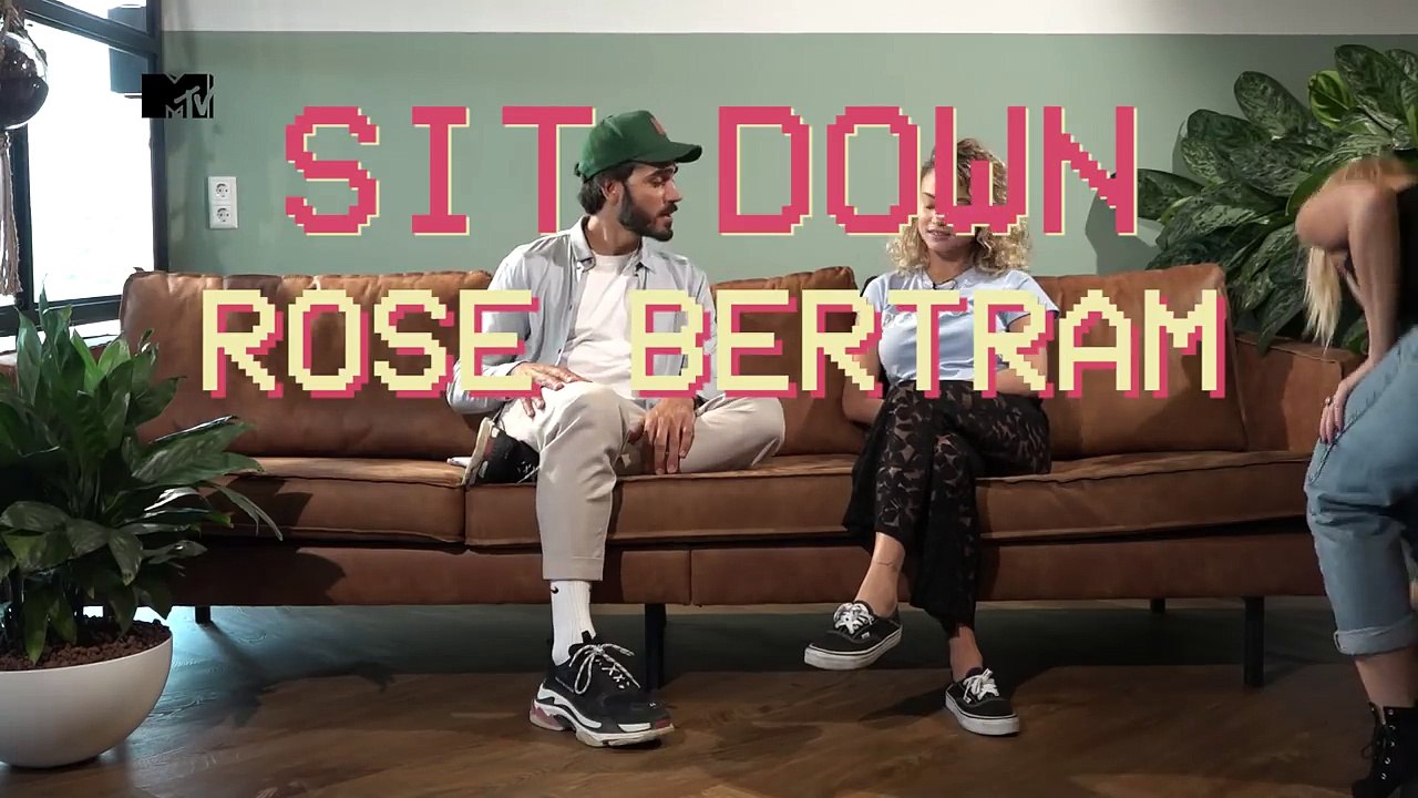 ROSE BERTRAM over kennis KHLOÉ KARDASHIAN: "Ze is superaardig" | MTV Sit Down