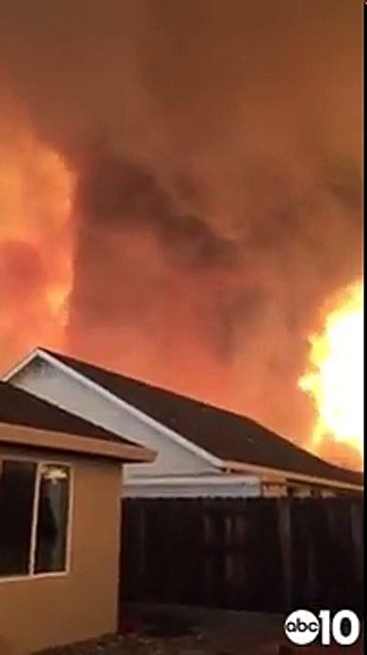 Tornade de flammes en Californie dans un quartier résidentiel
