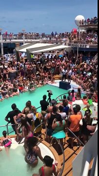Il fait un plat énorme dans la piscine devant tout le monde sur ce paquebot de croisière !