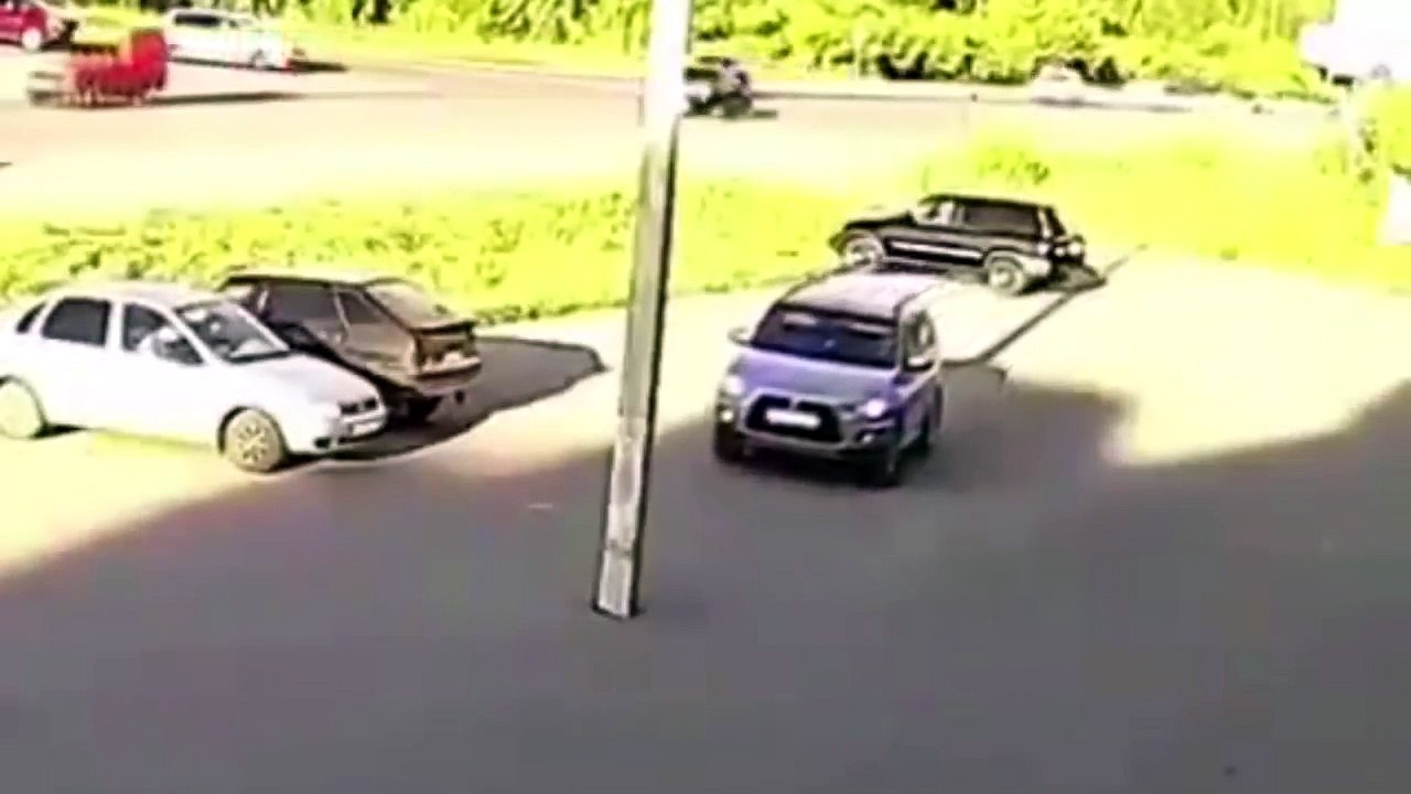 Irréel, il se prend le poteau en voiture au milieu de nulle part sur le parking !