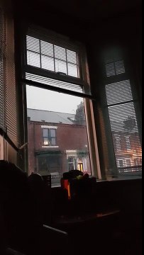 Eclair sur la maison d'en face, il filme avec son téléphone par hasard en plein orage !