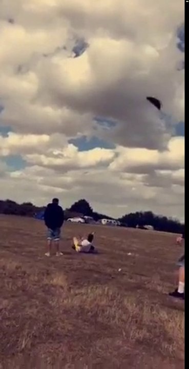 Traîné par son cerf volant sur 20 mètres en plein vent !