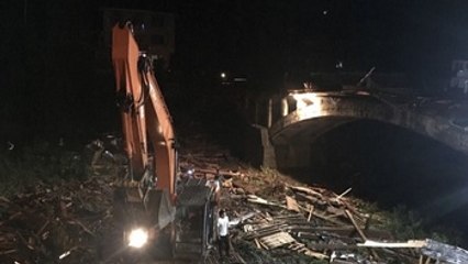 Al menos ocho muertos por el derrumbe de un puente en el este de China