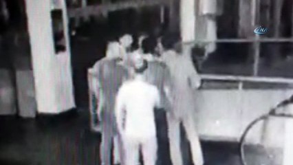 Beylikdüzü’nde  silahını belinden çıkarıp tehditler savuran şahıs kamerada