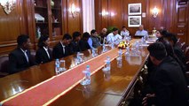 President Kovint meets students who scaled Mount Everest