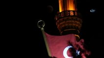 Kanlı Ay Tutulmasına Cami ve Türk Bayrağı Manzarası Çok Yakıştı