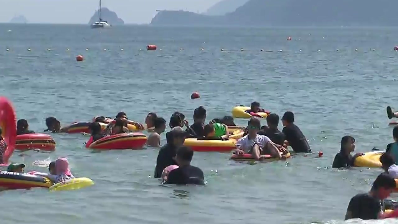 본격 휴가 시작...해운대 피서 인파 절정 / YTN