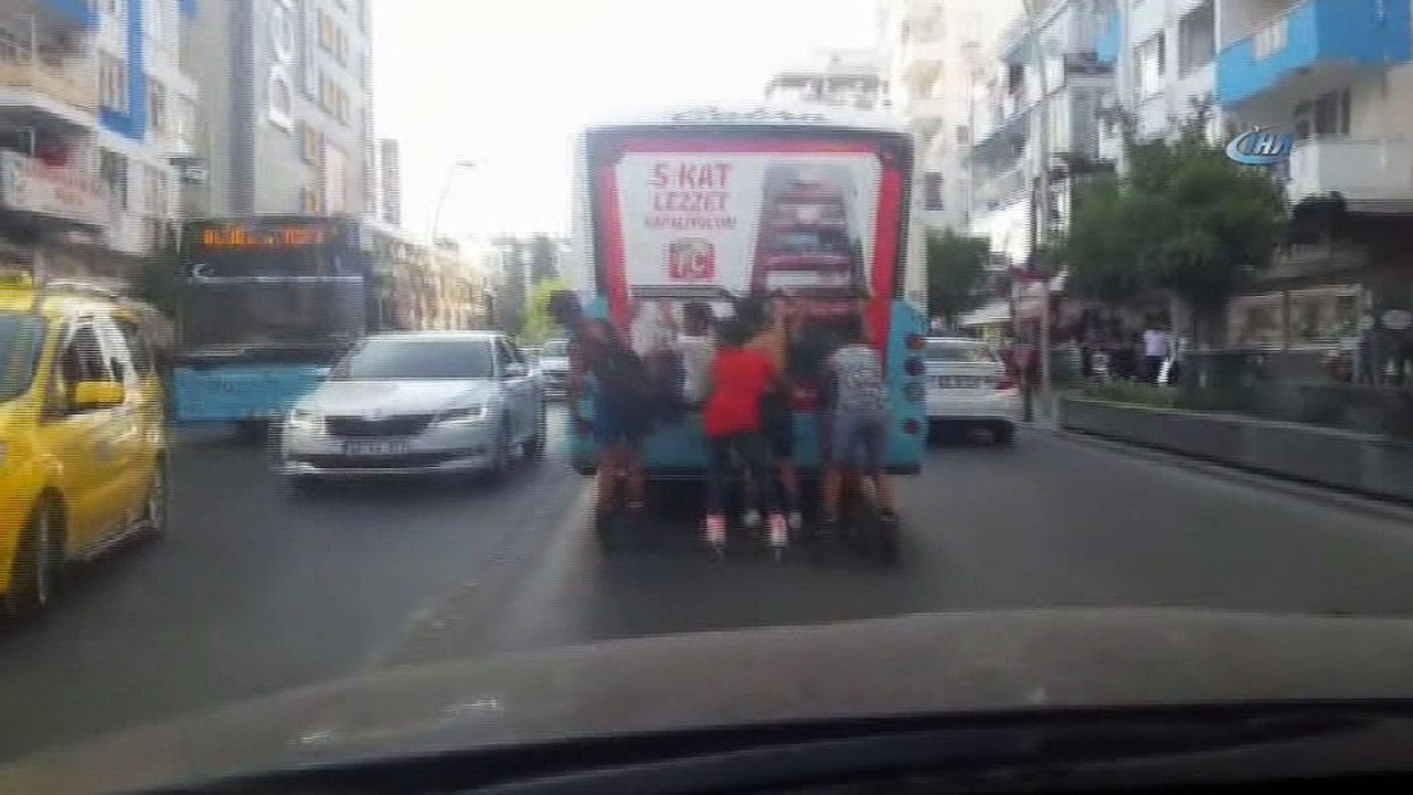 Pes dedirten yolculuk...Patenci çocukların tehlikeli yolculuğu yürekleri ağza getirdi