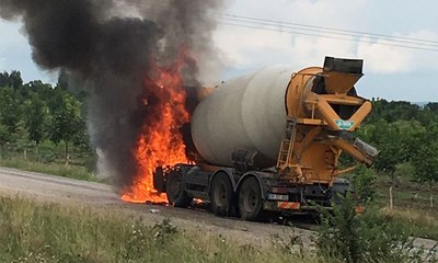 Tải video: Beton mikseri alev topuna döndü