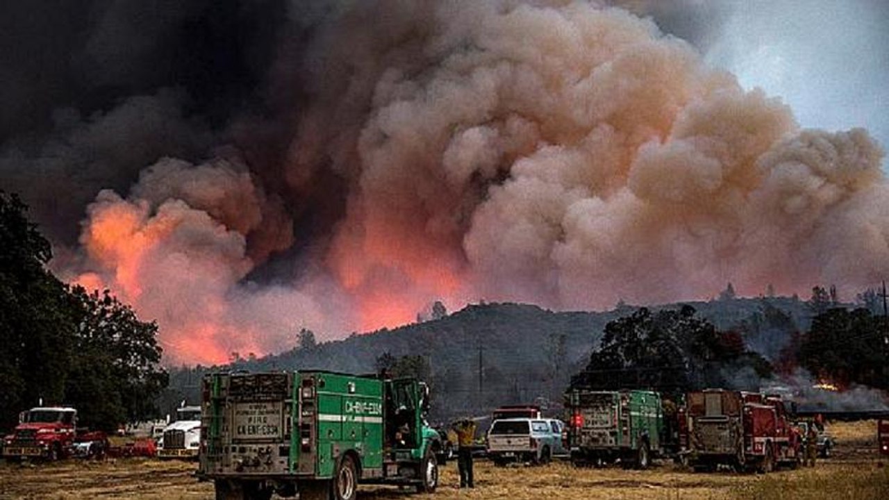 Incêndio na Califórnia continua descontrolado e obriga 30 mil pessoas a abandonar as casas