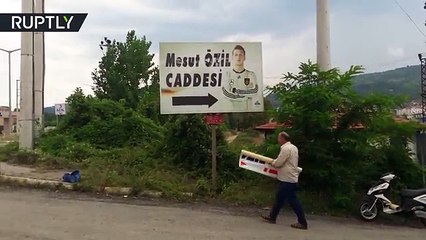 فيديو: مدينة تركية تزيل هذه الصورة لـ أوزيل من شوارعها