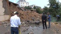 Sancaktepe'de Bir Okulun Duvarı Çöktü. Olay Yerine Çok Sayıda İtfaiye Ekibi Sevk Edildi.