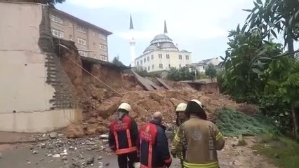 Sancaktepe'de Bir İlkokulun Duvarı Çöktü