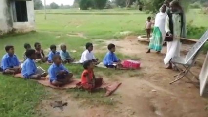 India के Balrampur में खुले आसमान के नीचे पढ़ने को मजबूर छात्र, Watch Video | वनइंडिया हिंदी