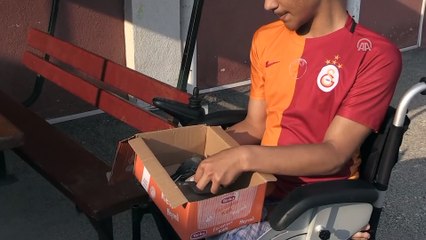Engelini, bahçede bulduğu yavru kuş ile unutmaya çalışıyor - BOLU