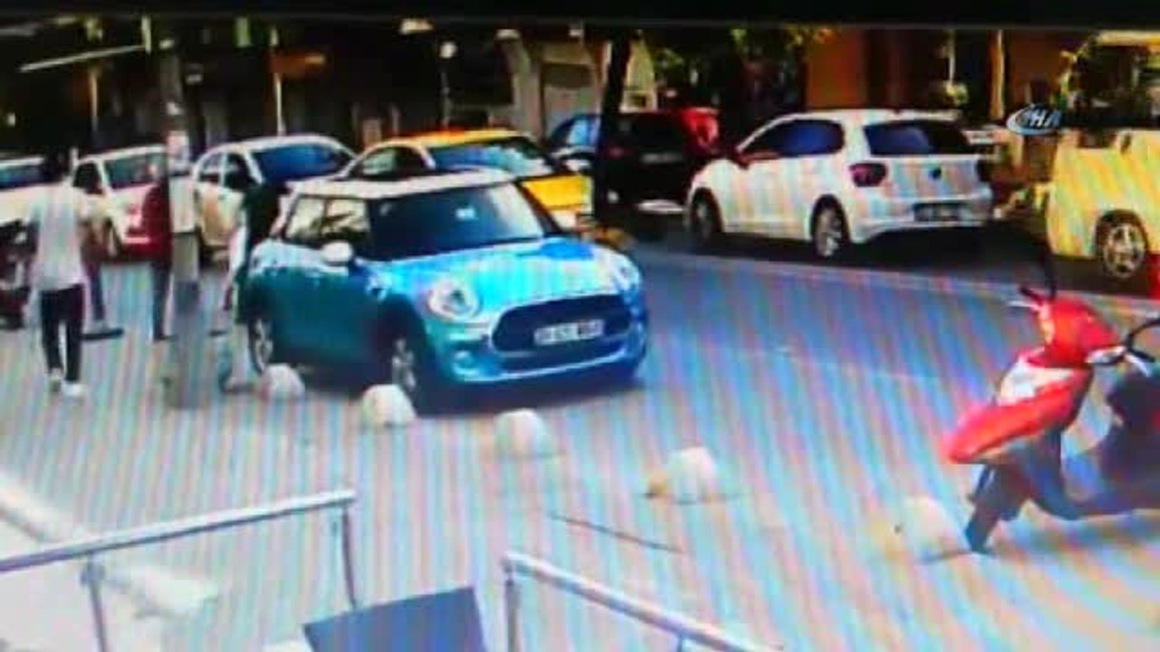 Taksici Motosikletliye Çarpıp Böyle Kaçtı