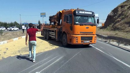 Devrilen tırdaki 6 ton arpa yola savruldu - SİVAS