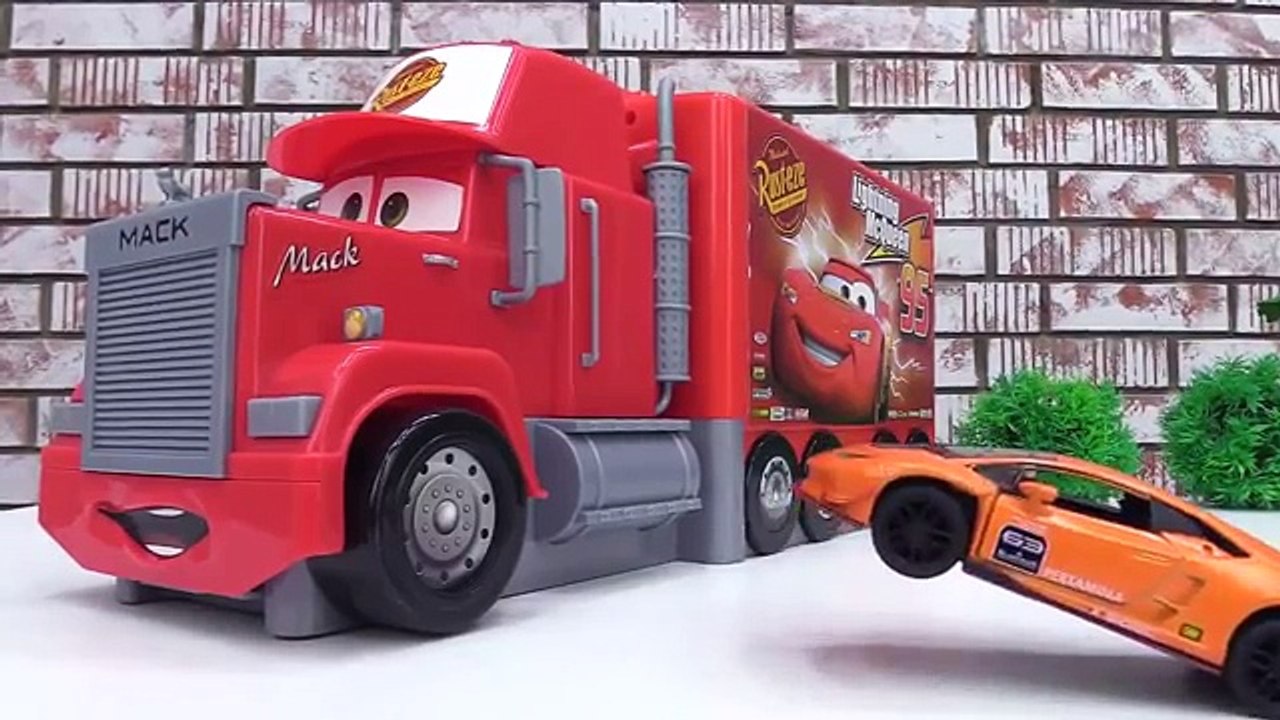 Une compétition - course entre Lamborghini et McQueen. Vidéo de voitures pour enfants