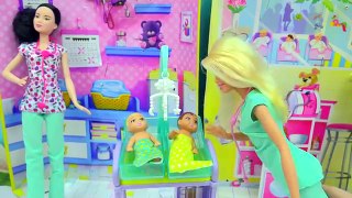 Dr. Barbie Baby Doctor Twin Babies! Medical Doll + Twozies with Surprise Blind Bags