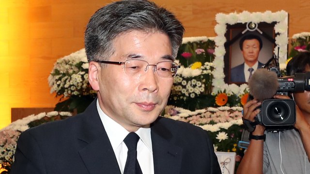 고인에 속죄 ...경찰청장, 故 박종철 열사 부친 조문 / YTN