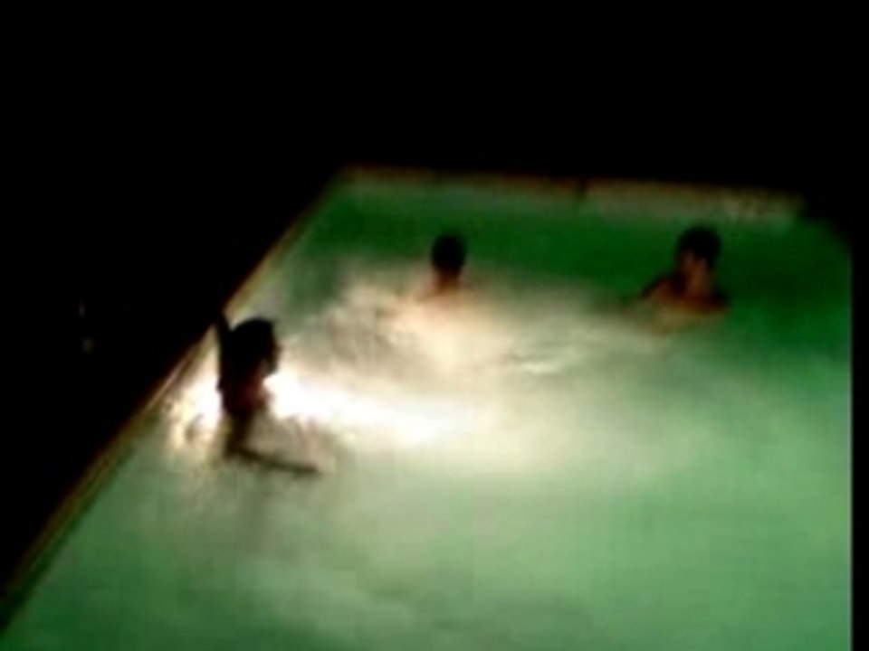tout nue dans la piscine acte 1