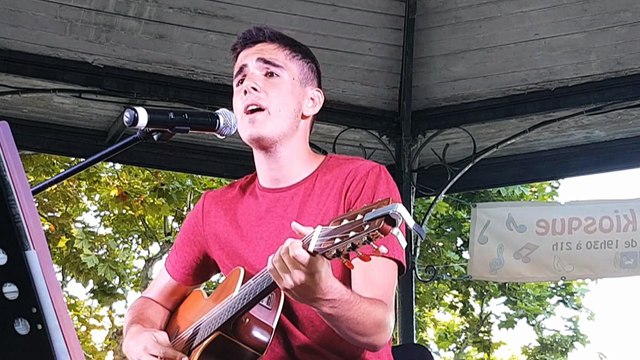 Les éléves de Thau Voice Academie aux mercredi du kiosque de Mèze