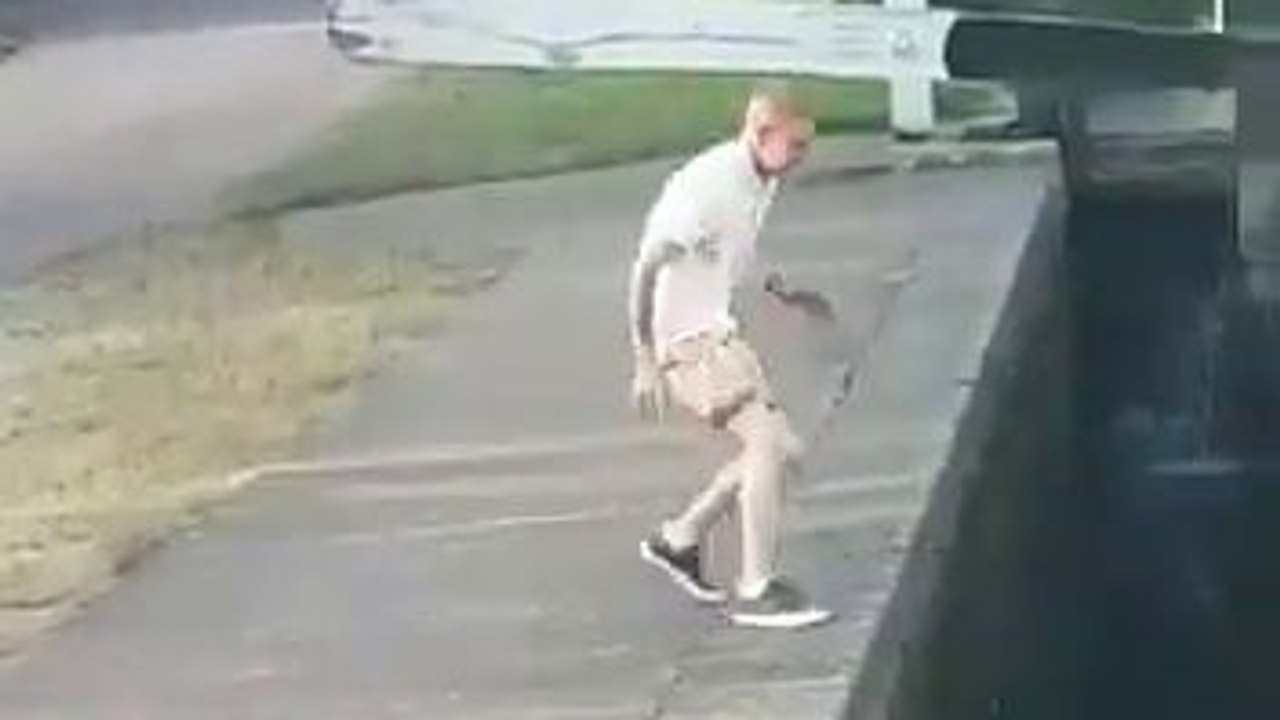 Dave saute par-dessus un canal