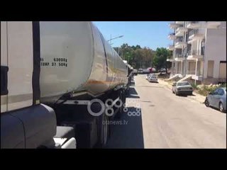 Ora News - Jahti i miliarderit rus ndalon në Sarandë, ja autobotet me naftë për të