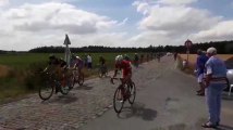 Tour de Wallonie - Et. 1 : Le peloton traverse le premier secteur pavé