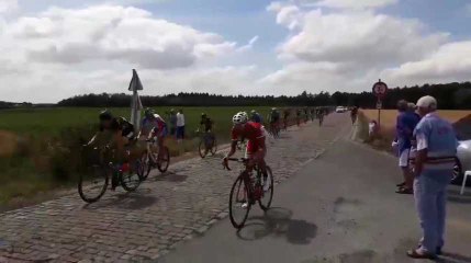 Tour de Wallonie - Et. 1 : Le peloton traverse le premier secteur pavé