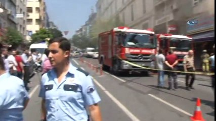 İstanbul Fatih'te Bir İş Hanı Yandı,Akdeniz Caddesi Trafiğe Kapatıldı