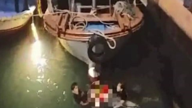 해경, 술 마신 뒤 바다에 빠진 여성 구조 / YTN