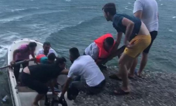 Sürüklenen teknedeki 6 kişiyi, kıyıdakiler kurtardı