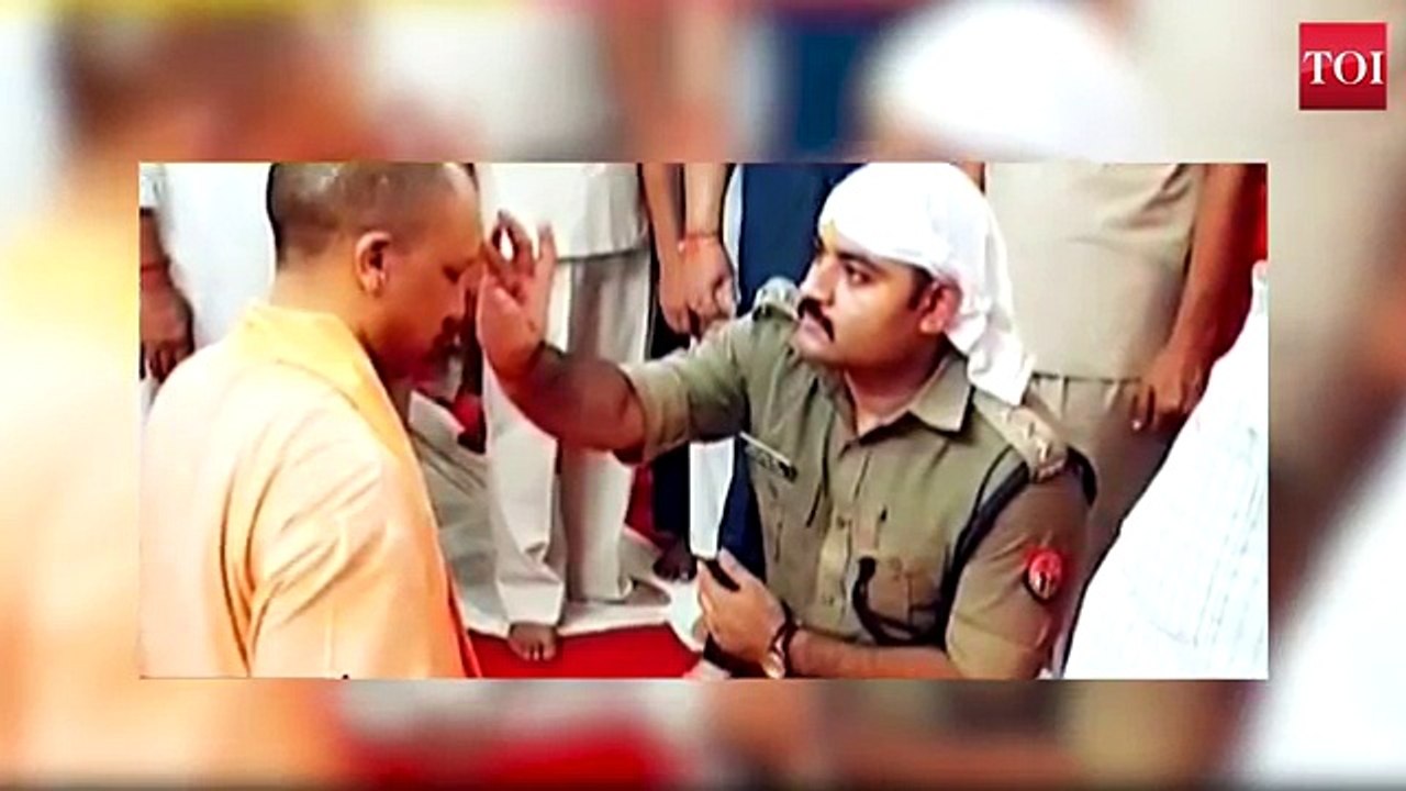 Watch__Cop_kneels_before_UP_CM_Yogi_Adityanath,_seeks_blessings_360P