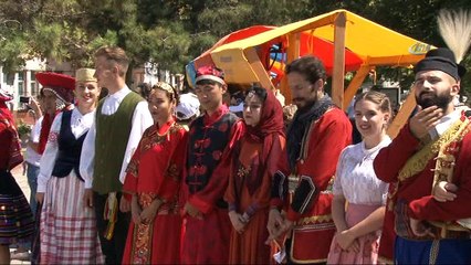 Yüzlerce el yapımı bebek bu festivalde